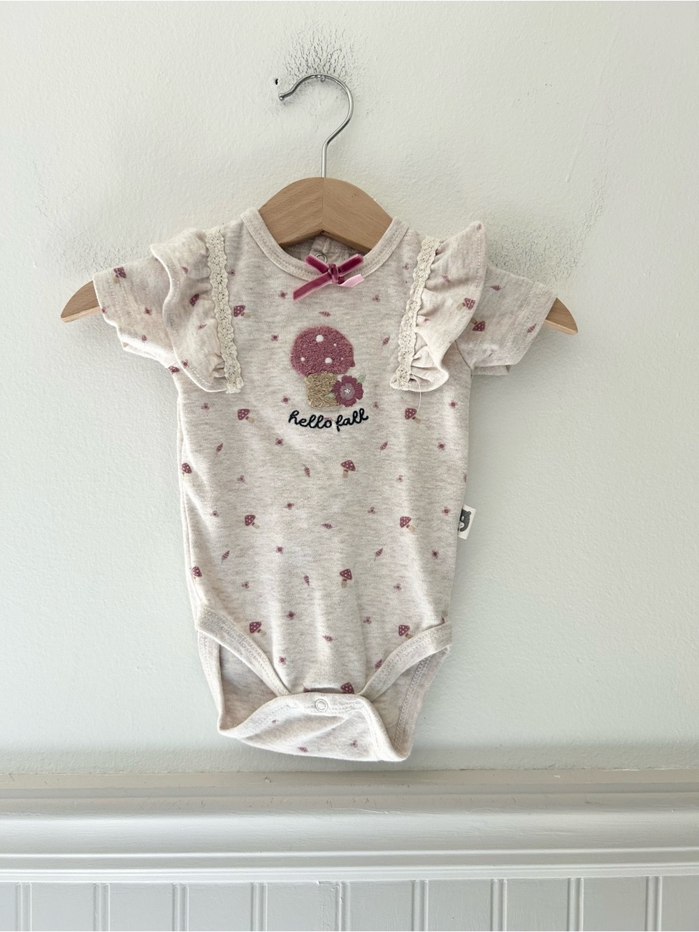 Rabbit + Bear 0-3 Montgs Organic Mushroom Ruffle-Sleeve Baby Bodysuit